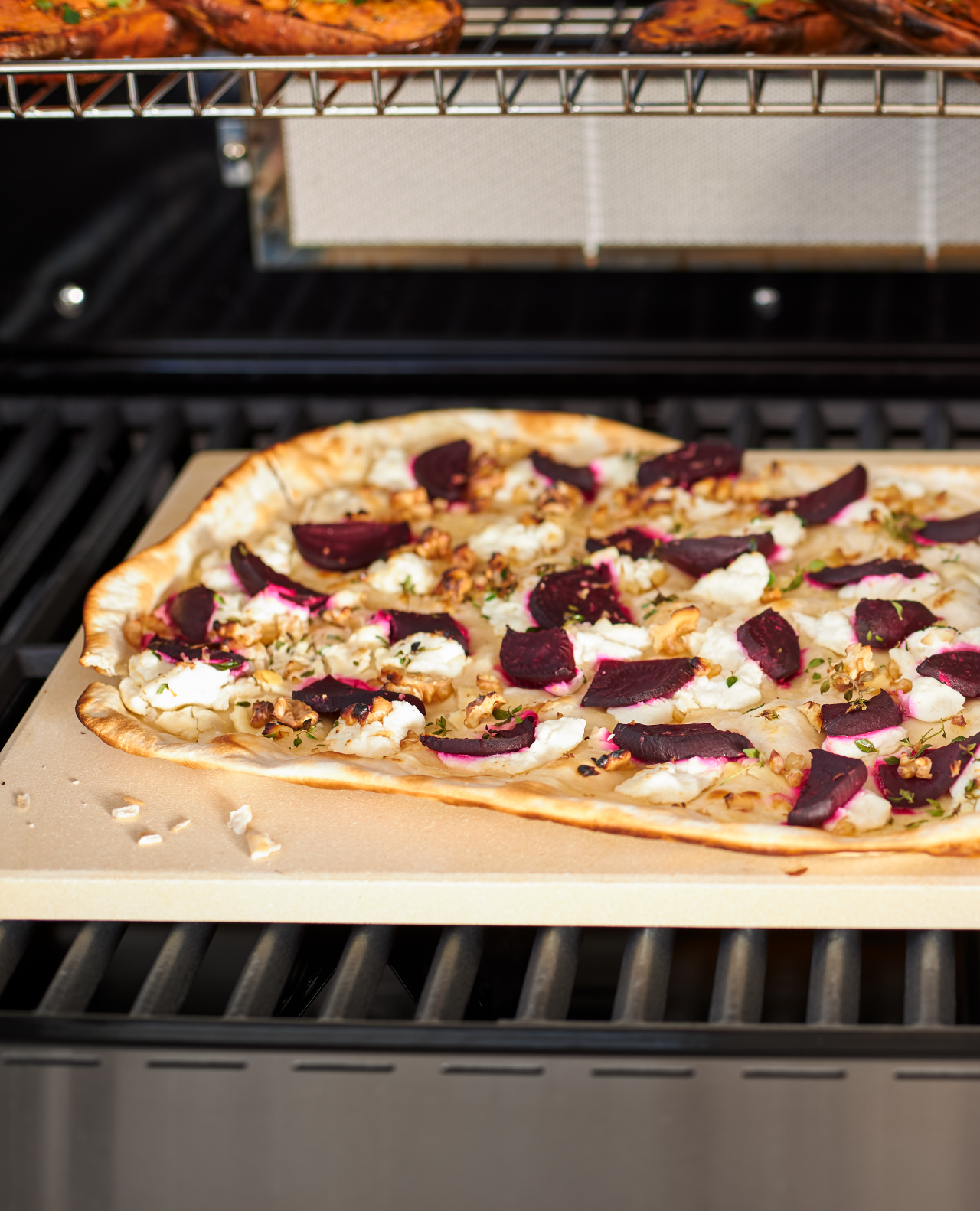 roesle-pizzastein-rechteckig-mit-topper-lifestyle1
